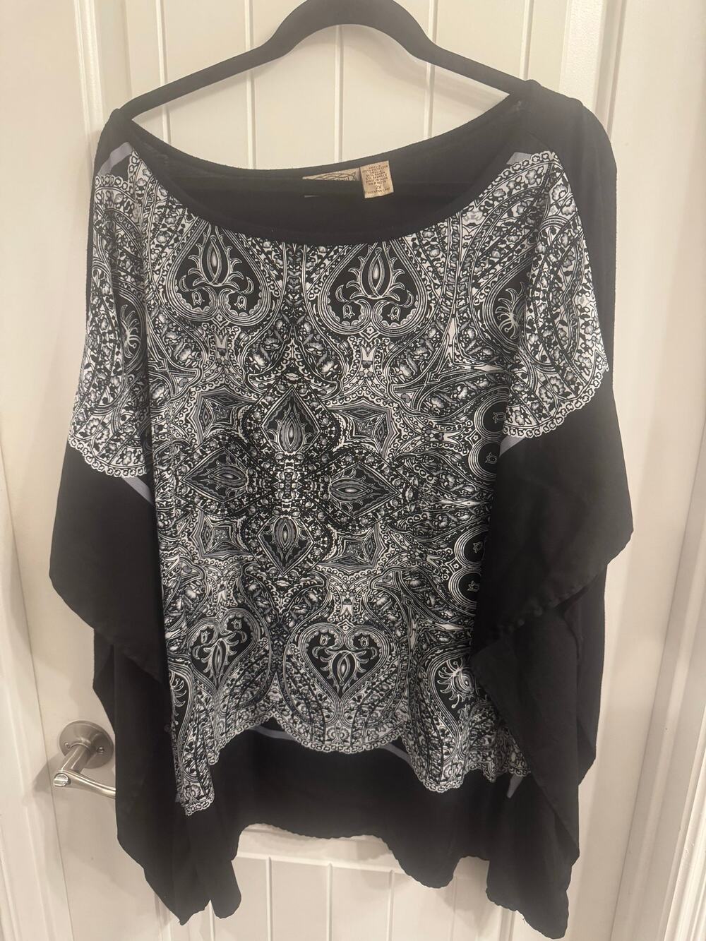 Art and Soul 2X Black and White Paisley Poncho Top